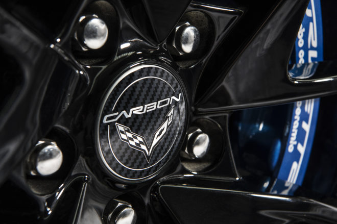 Black wheels with machined grooves and Carbon-logo center caps c